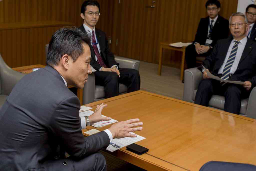 三村会頭に事業の説明をする花市副会長