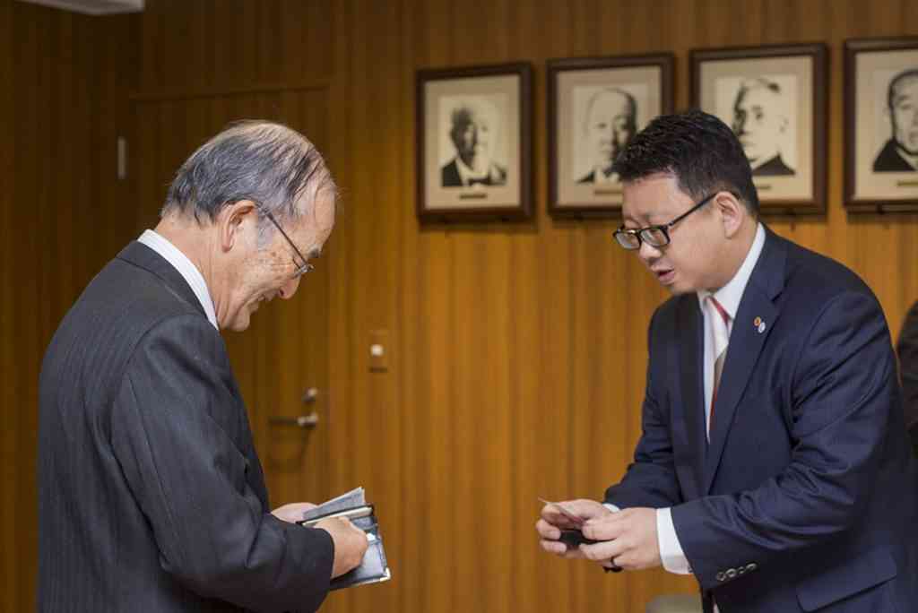 三村会頭と名刺交換をする古閑専務