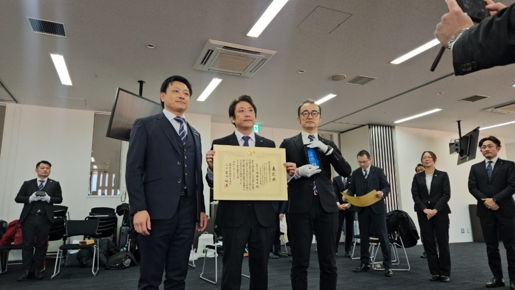 受賞した須藤晃平氏（中央）