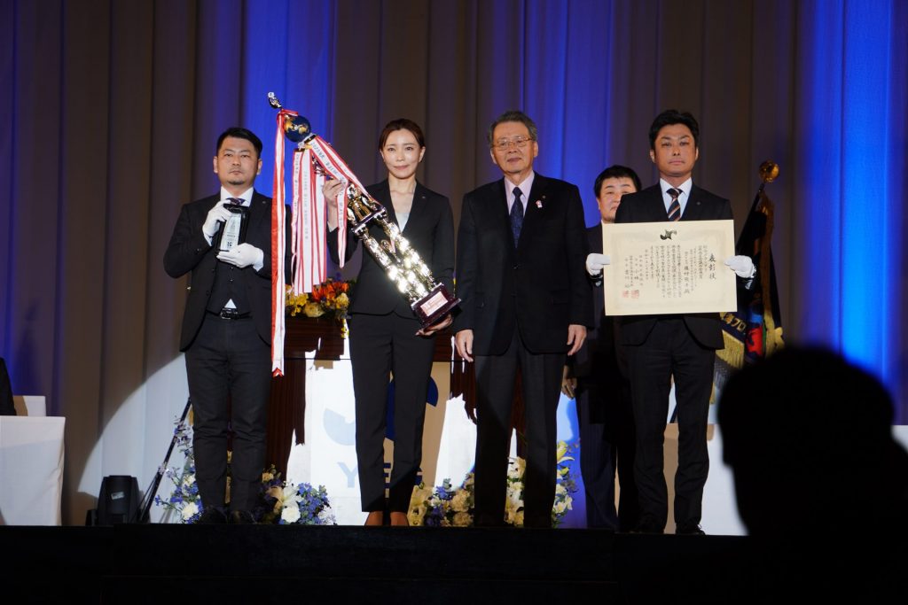 藤村氏（中央左）に日本商工会議所の小林会頭（中央右）より賞状・盾・トロフィーが贈呈された