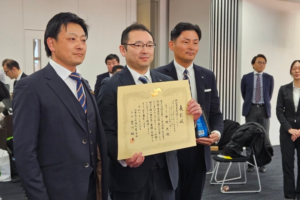  受賞した中田光氏（中央）